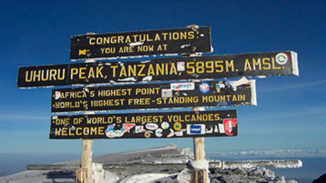 Wim Hof en groep Kilimanjaro in record tijd
