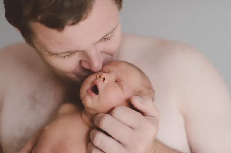 Waarom vaders huid-op-huidcontact met hun baby's nodig hebben